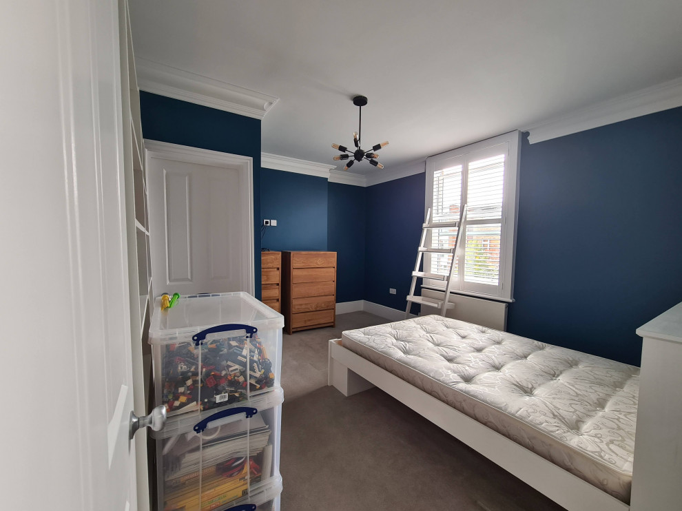Пример оригинального дизайна: большая хозяйская спальня в классическом стиле с синими стенами, ковровым покрытием, бежевым полом и многоуровневым потолком