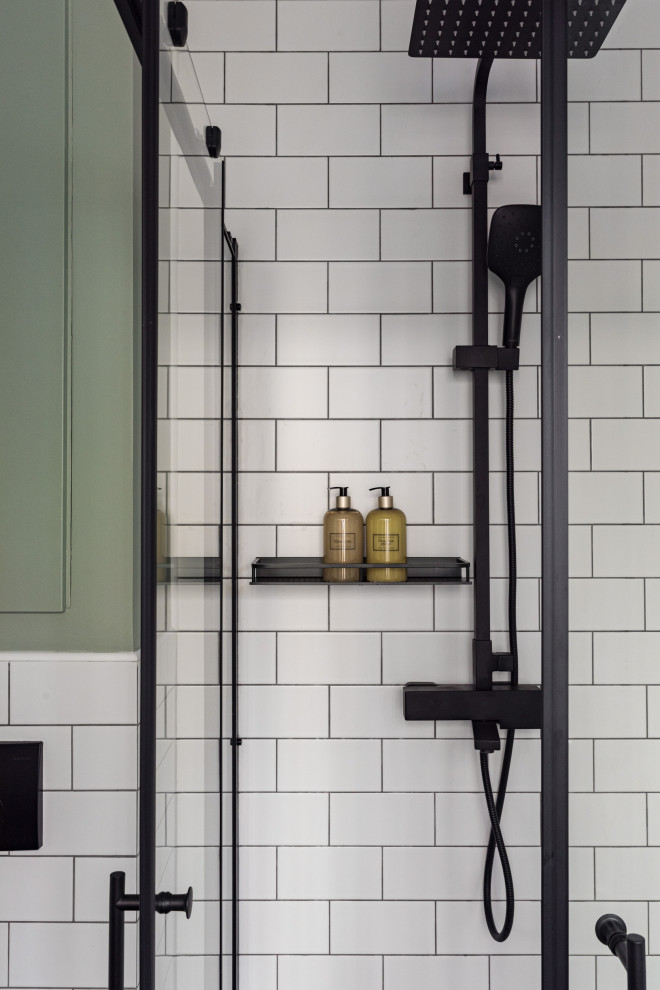 На фото: маленькая ванная комната в стиле лофт с плоскими фасадами, серыми фасадами, угловым душем, инсталляцией, белой плиткой, керамической плиткой, зелеными стенами, полом из керамогранита, душевой кабиной, накладной раковиной, столешницей из искусственного камня, черным полом, душем с раздвижными дверями, черной столешницей, окном, тумбой под одну раковину и напольной тумбой для на участке и в саду