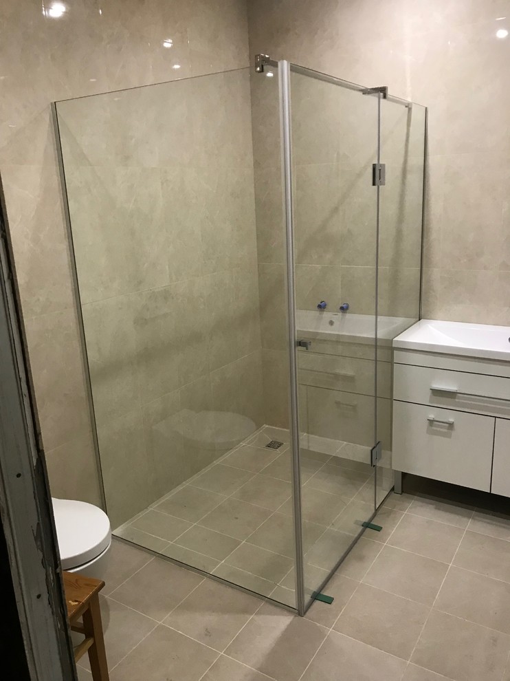 Стеклянная душевая в центре