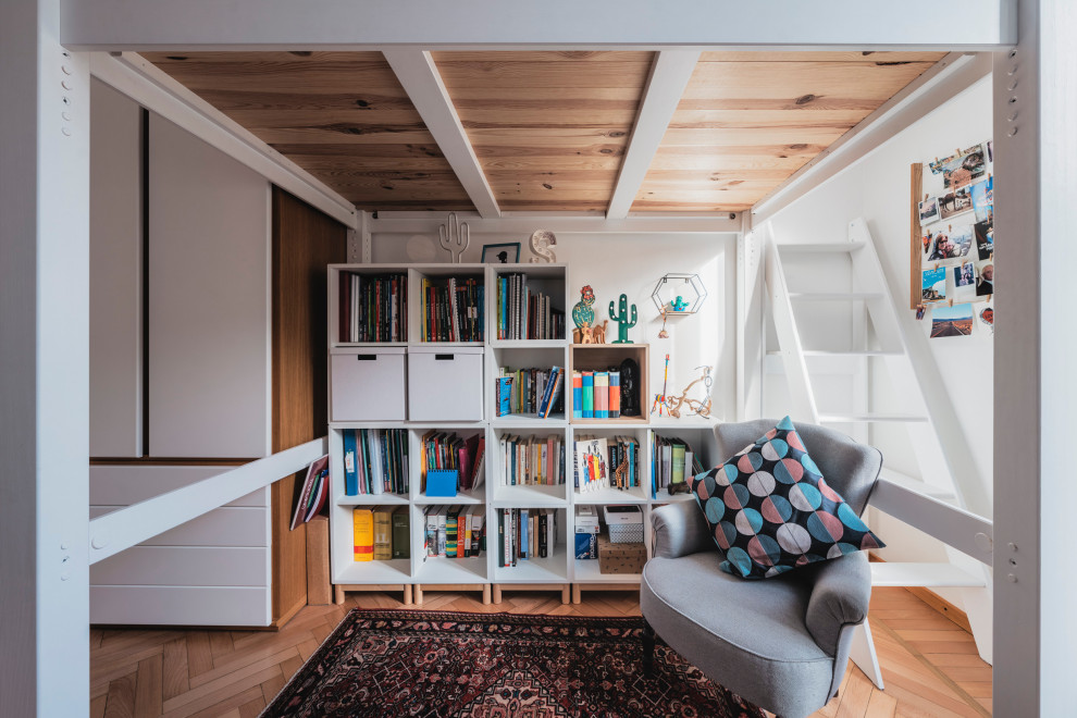 Aménagement d'une grande chambre d'enfant scandinave avec un mur multicolore, parquet clair, un sol beige et un plafond voûté.