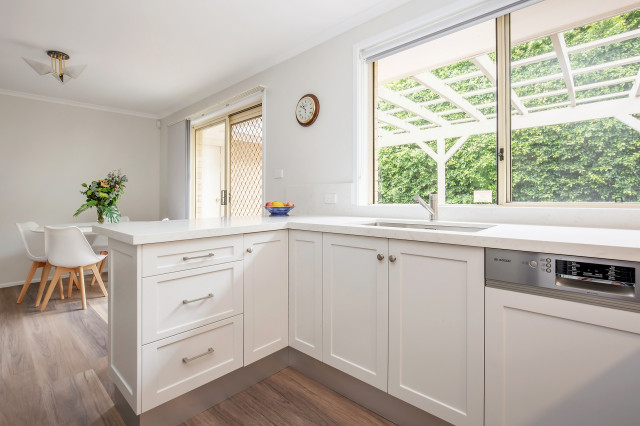 Kitchen with Amara bench tops moderne-koekken