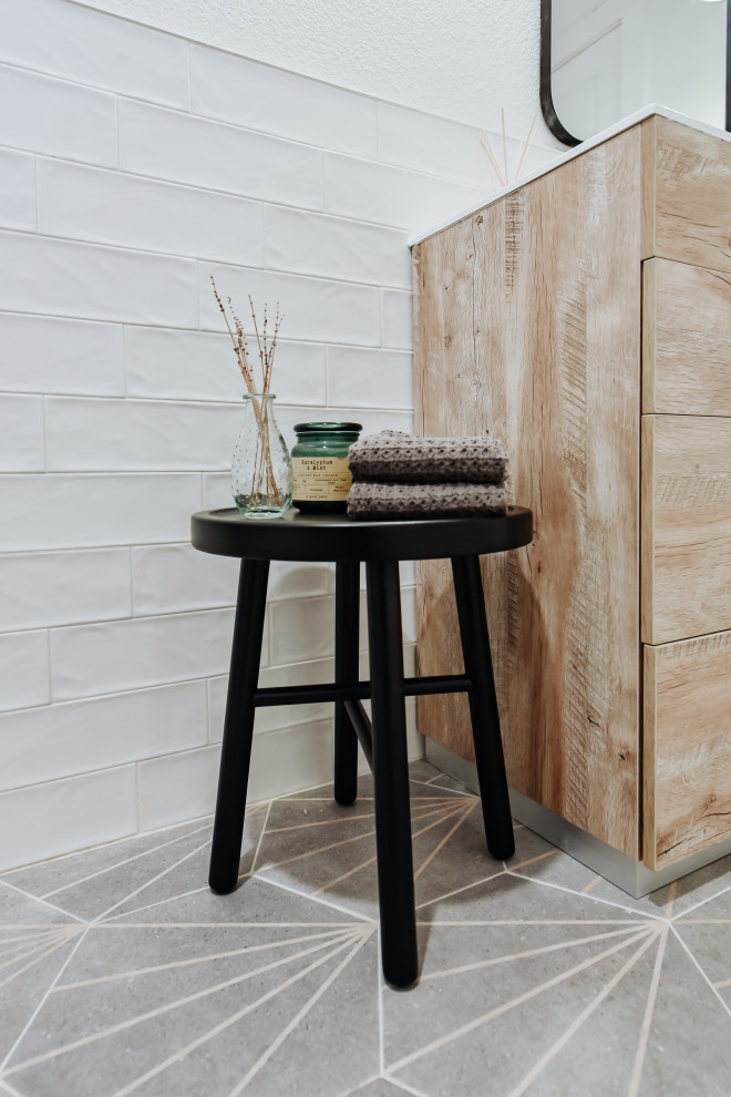 Пример оригинального дизайна: туалет среднего размера в стиле модернизм с плоскими фасадами, светлыми деревянными фасадами, белой плиткой, керамической плиткой, белыми стенами, полом из керамической плитки, монолитной раковиной, столешницей из искусственного кварца, серым полом, белой столешницей и напольной тумбой