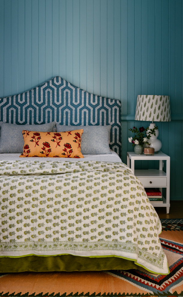 Imagen de dormitorio de estilo de casa de campo con paredes azules, suelo de madera en tonos medios, suelo marrón y machihembrado