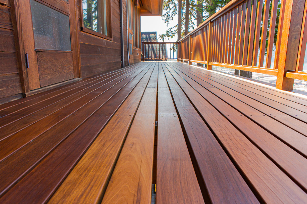 Imagen de terraza de estilo americano grande en patio trasero con barandilla de madera