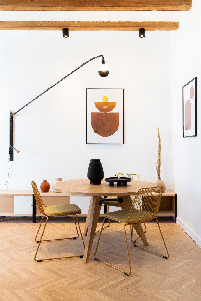 Design ideas for a mid-sized scandinavian dining room in Barcelona.