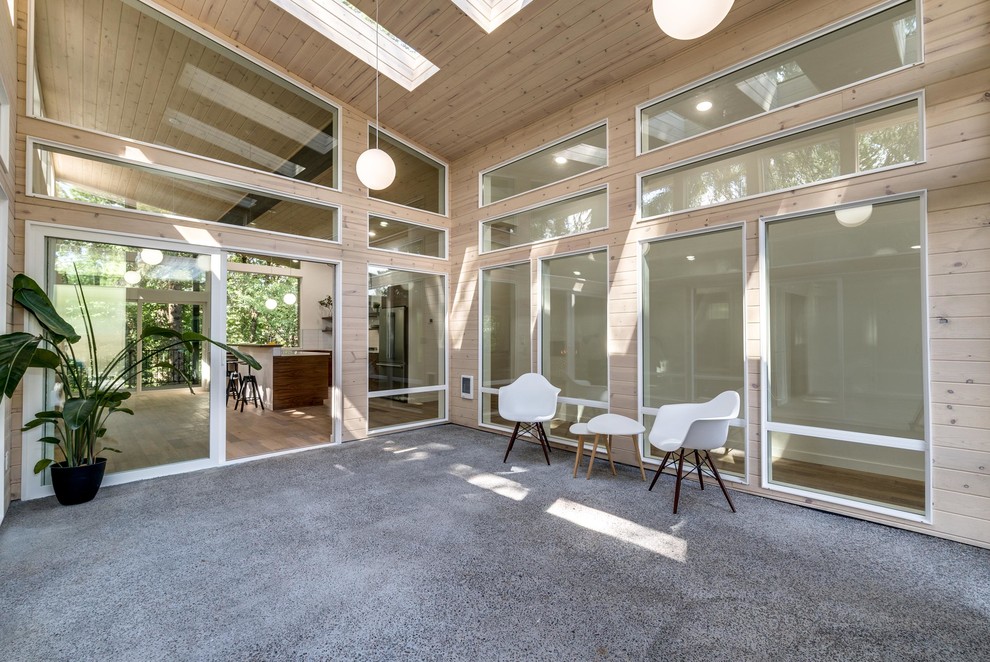 Expansive midcentury sunroom in Portland with concrete floors and a standard ceiling.