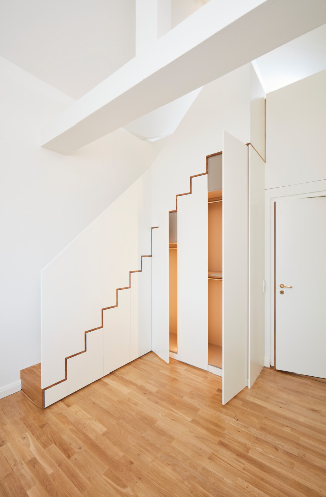 Geräumige Moderne Treppe in L-Form mit Holz-Setzstufen in München
