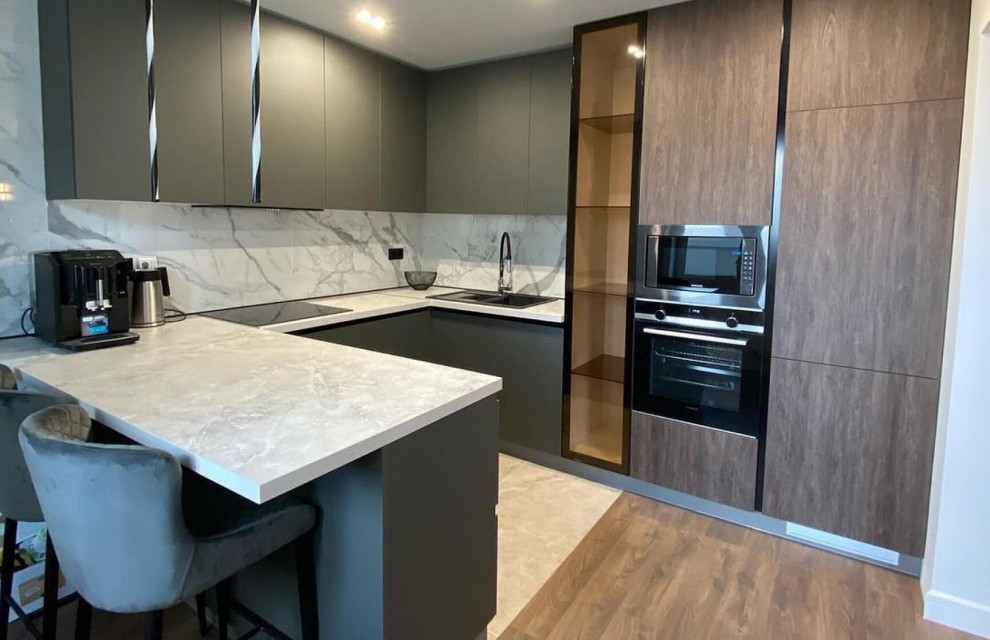 Кухня с островом-барной стойкой