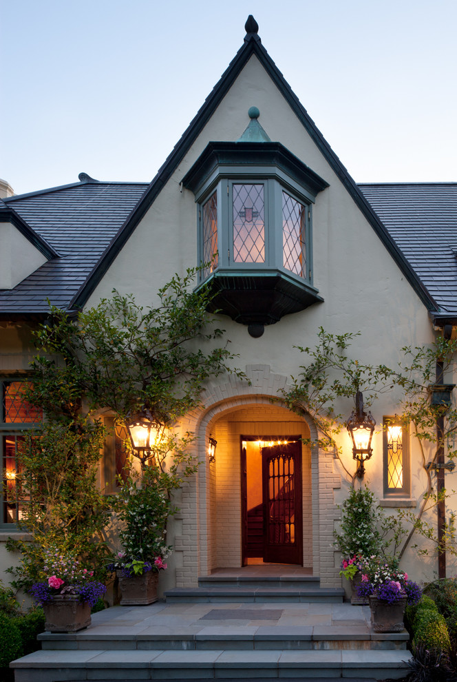 This is an example of an expansive traditional three-storey stucco exterior in Seattle.