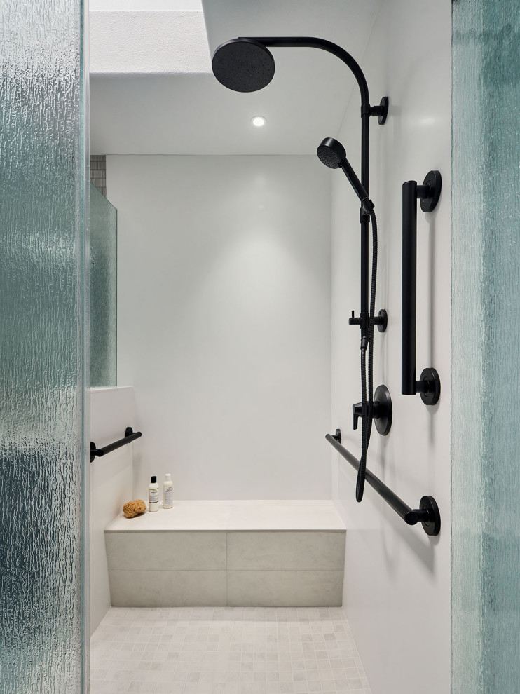Idéer för mellanstora vintage grått en-suite badrum, med luckor med infälld panel, blå skåp, en hörndusch, en toalettstol med hel cisternkåpa, grå kakel, keramikplattor, vita väggar, klinkergolv i keramik, ett undermonterad handfat, bänkskiva i kvarts, blått golv och dusch med gångjärnsdörr