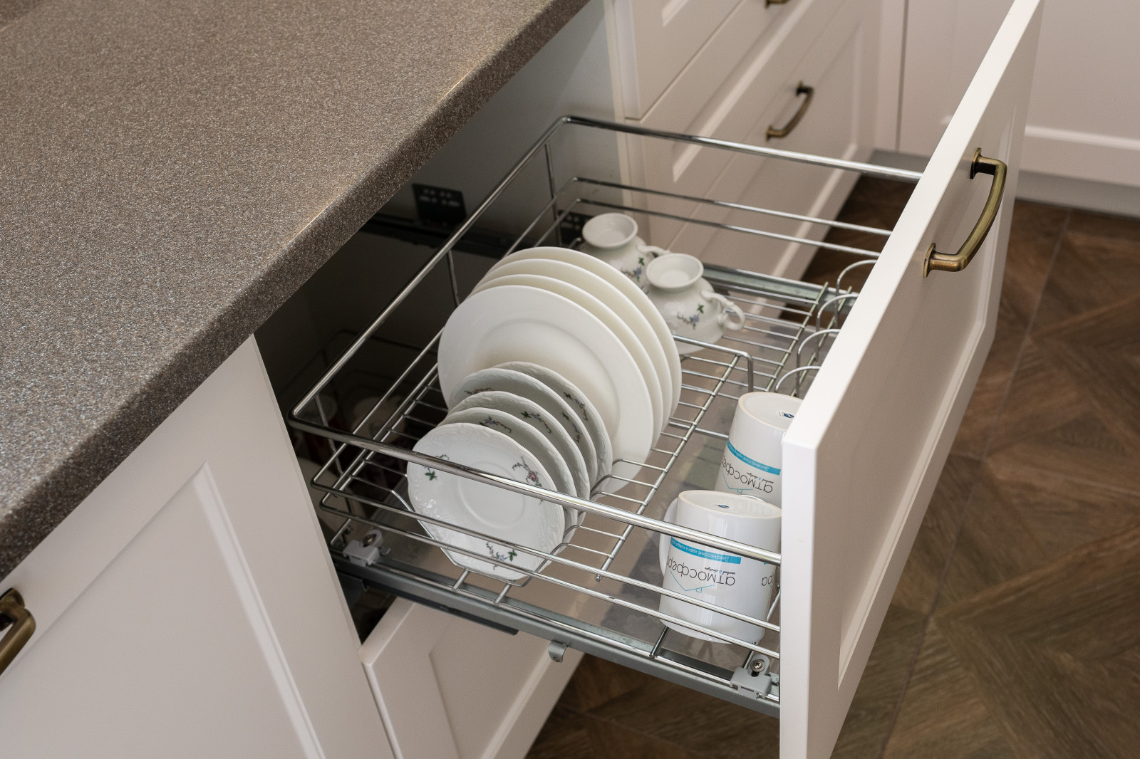 Кухня с островом и каменной столешницей