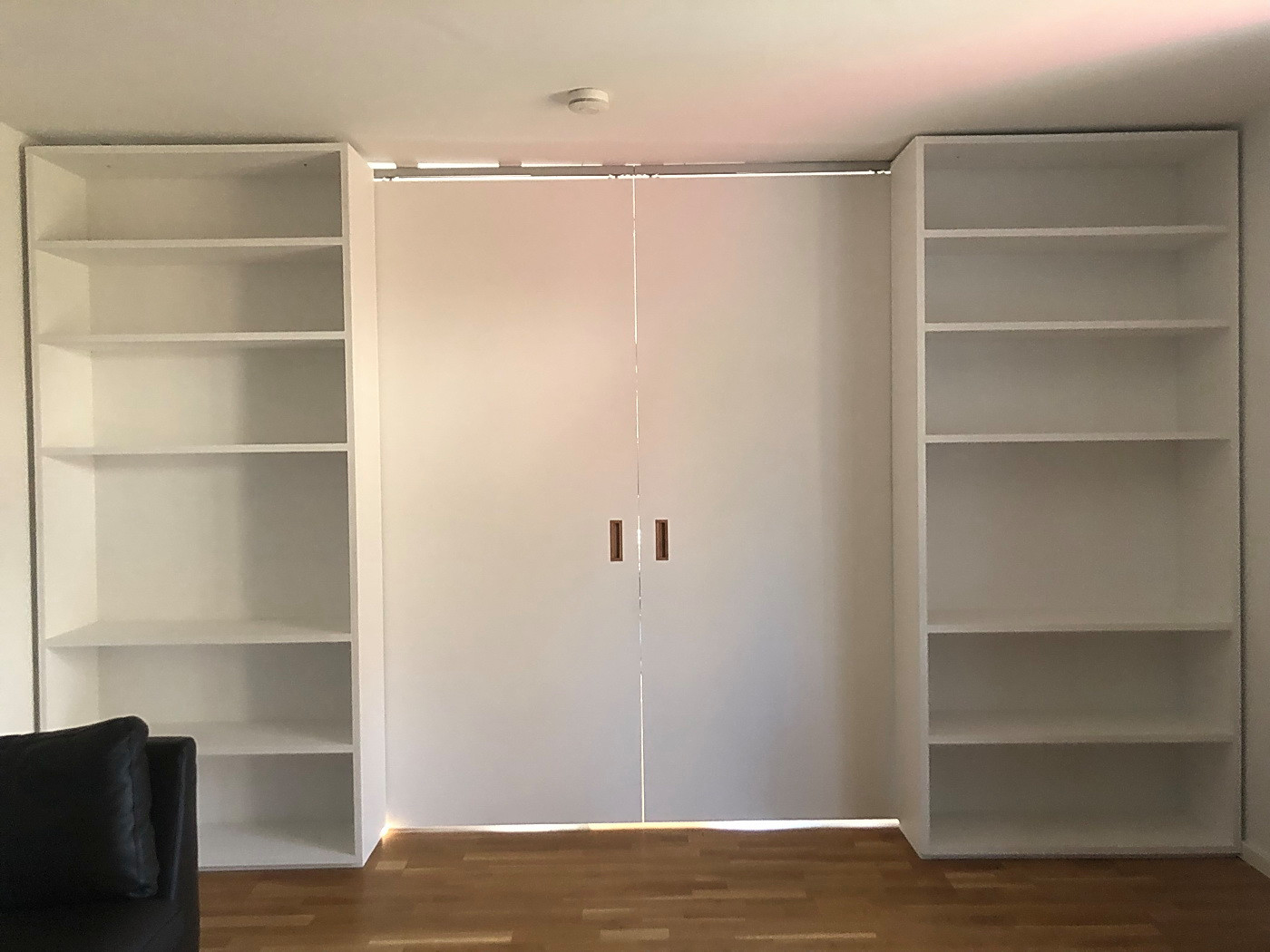 Schiebetür-Anlage mit Bücherregalen