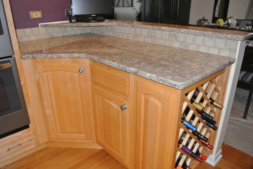 Example of a mid-sized transitional l-shaped kitchen design in Chicago with quartz countertops