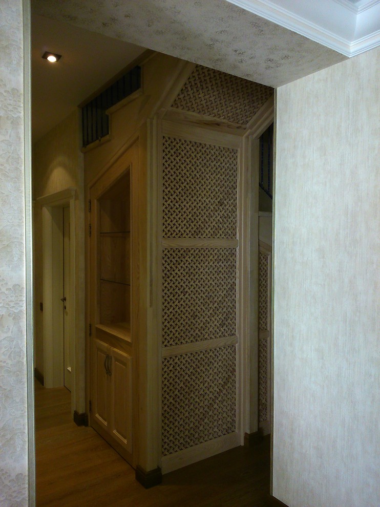 Потайной шкаф под лестницей