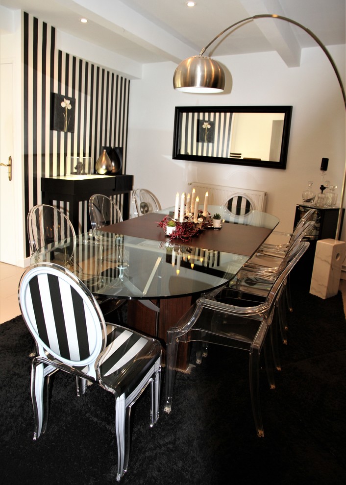 Inspiration for a mid-sized transitional dining room in Paris with black walls and ceramic floors.