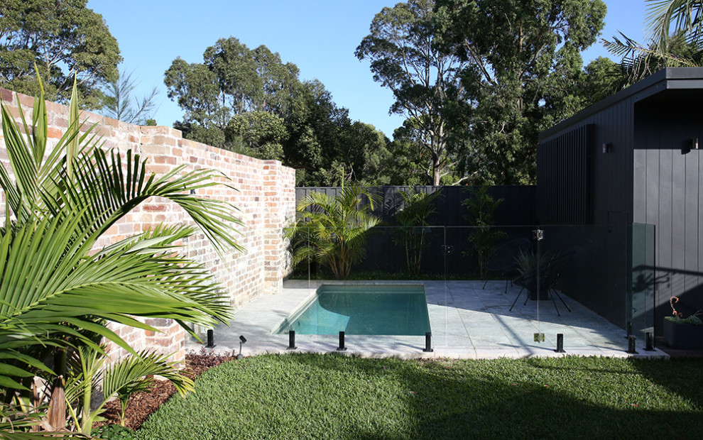 Kleines Modernes Poolhaus hinter dem Haus in rechteckiger Form in Sydney