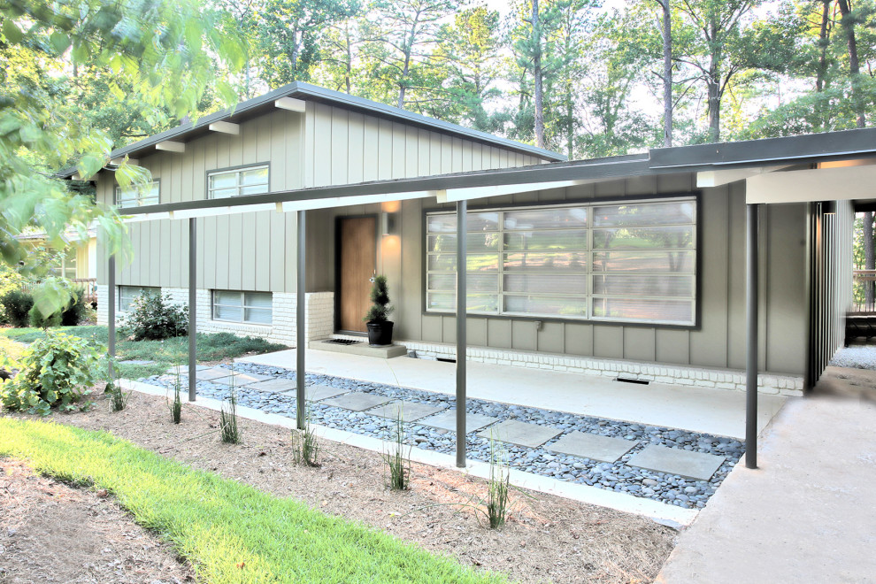 Design ideas for a midcentury split-level exterior in Atlanta.
