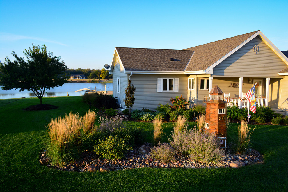 Example of a mountain style home design design in Omaha