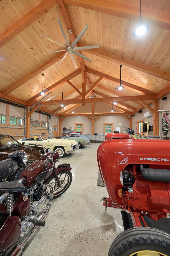 Ejemplo de garaje adosado rústico extra grande para cuatro o más coches