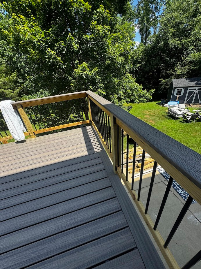 Example of a transitional deck design in Charlotte
