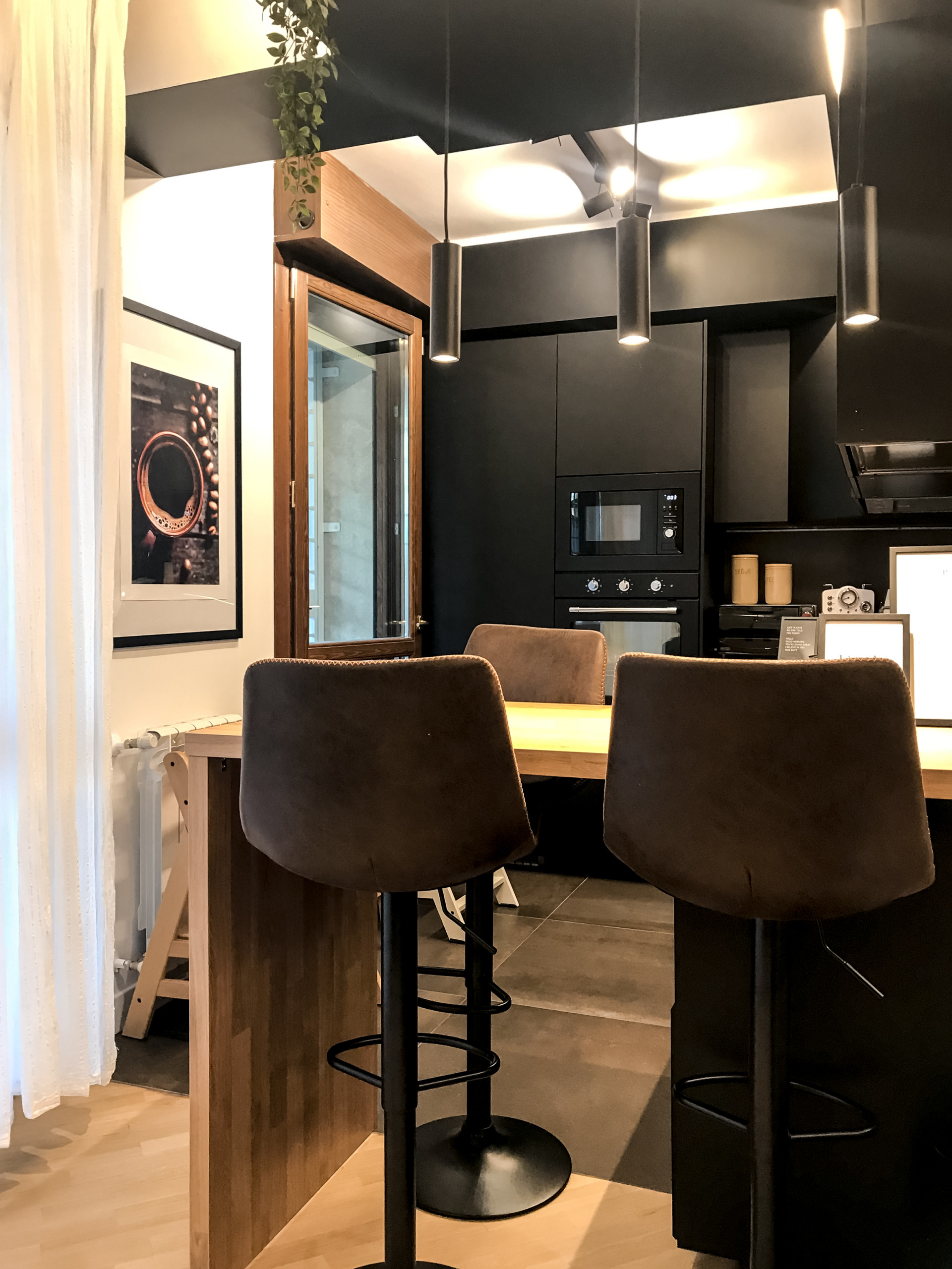 Cucina | Dettaglio isola con sgabelli e lampade a sospensione