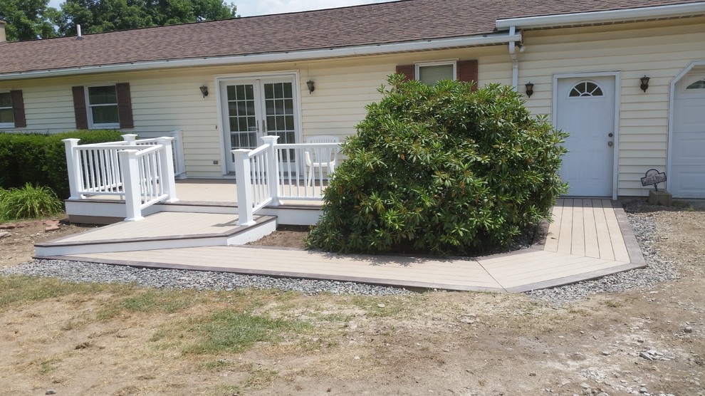 Mid-sized side yard deck photo with no cover