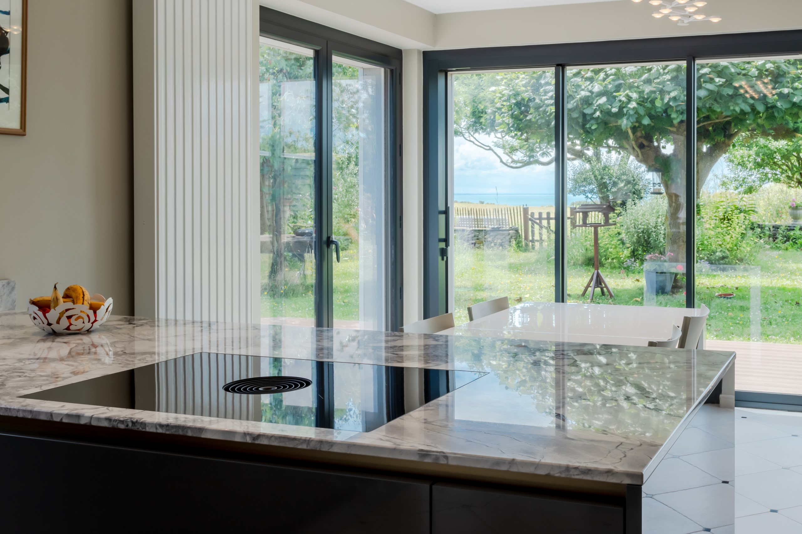 Rénovation d'une cuisine ouverte et chambre multifonction avec bureau intégré