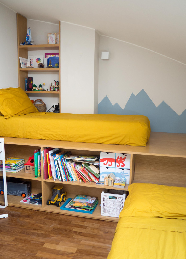 Idéer för att renovera ett mellanstort eklektiskt pojkrum kombinerat med sovrum och för 4-10-åringar, med vita väggar och mörkt trägolv