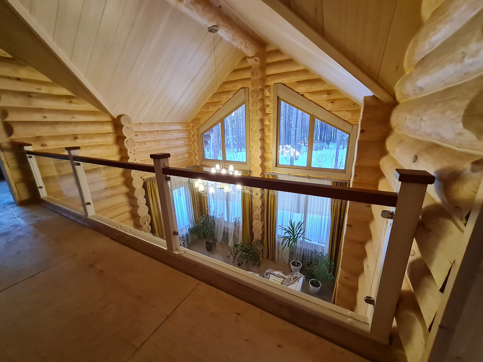 Лестница интерьерная с ограждениями из стекла