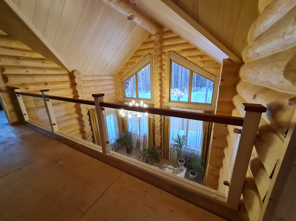 Лестница интерьерная с ограждениями из стекла