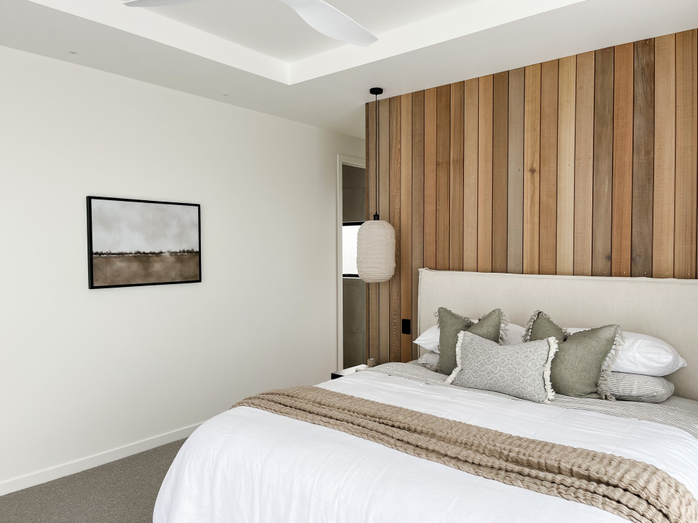 Großes Modernes Hauptschlafzimmer mit weißer Wandfarbe, Teppichboden, grauem Boden und Holzdielenwänden in Hamilton