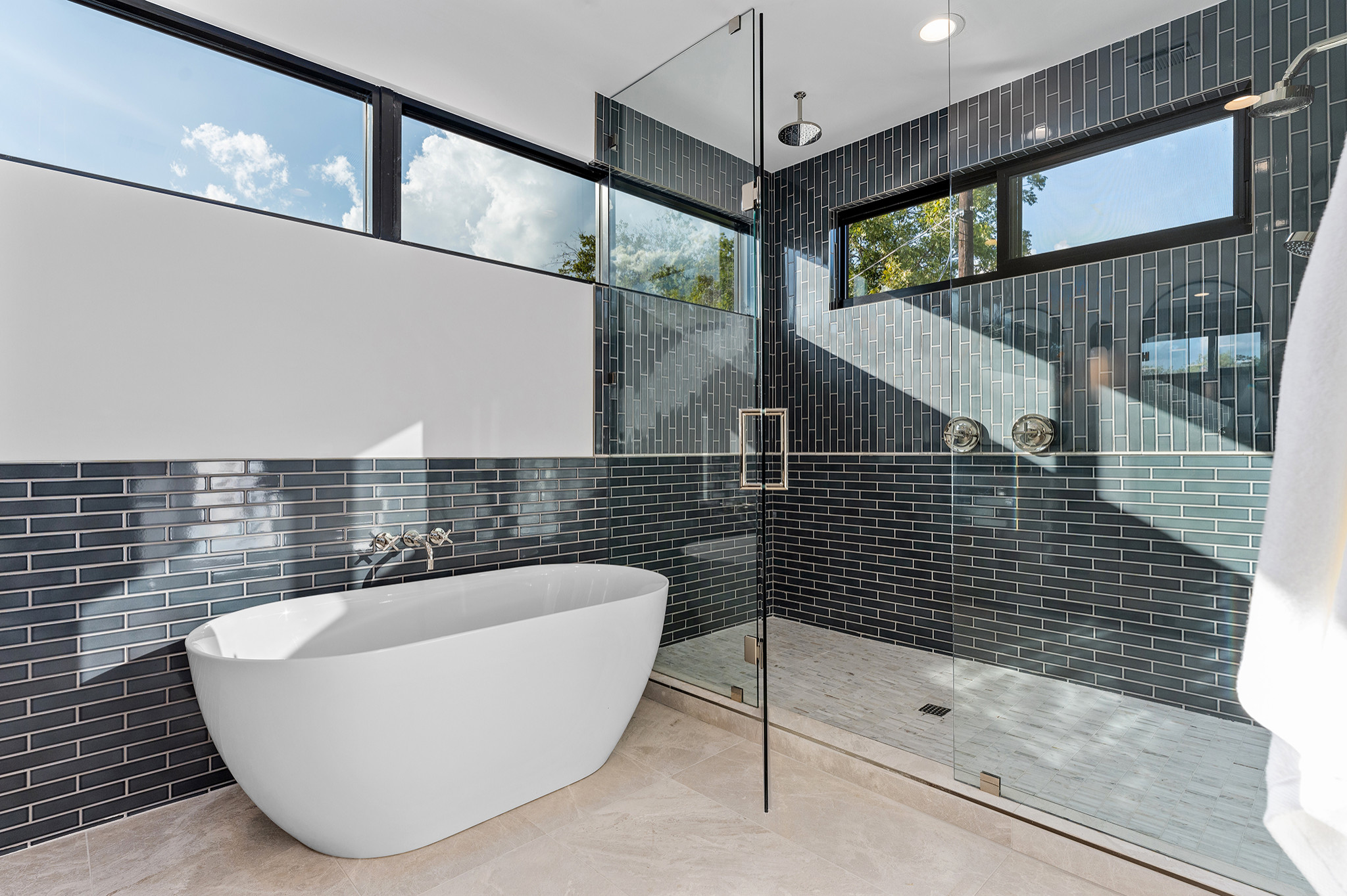 FRAMELESS SHOWERS