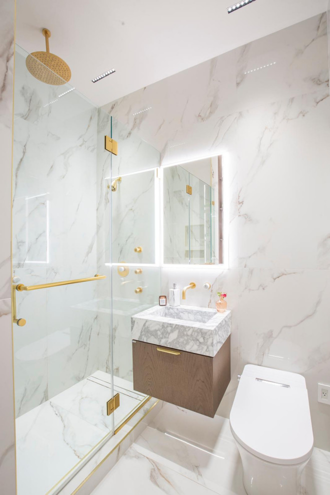 Exempel på ett mellanstort modernt flerfärgad flerfärgat badrum med dusch, med släta luckor, skåp i mellenmörkt trä, en kantlös dusch, en toalettstol med hel cisternkåpa, flerfärgad kakel, marmorkakel, flerfärgade väggar, marmorgolv, ett konsol handfat, marmorbänkskiva, flerfärgat golv och dusch med gångjärnsdörr