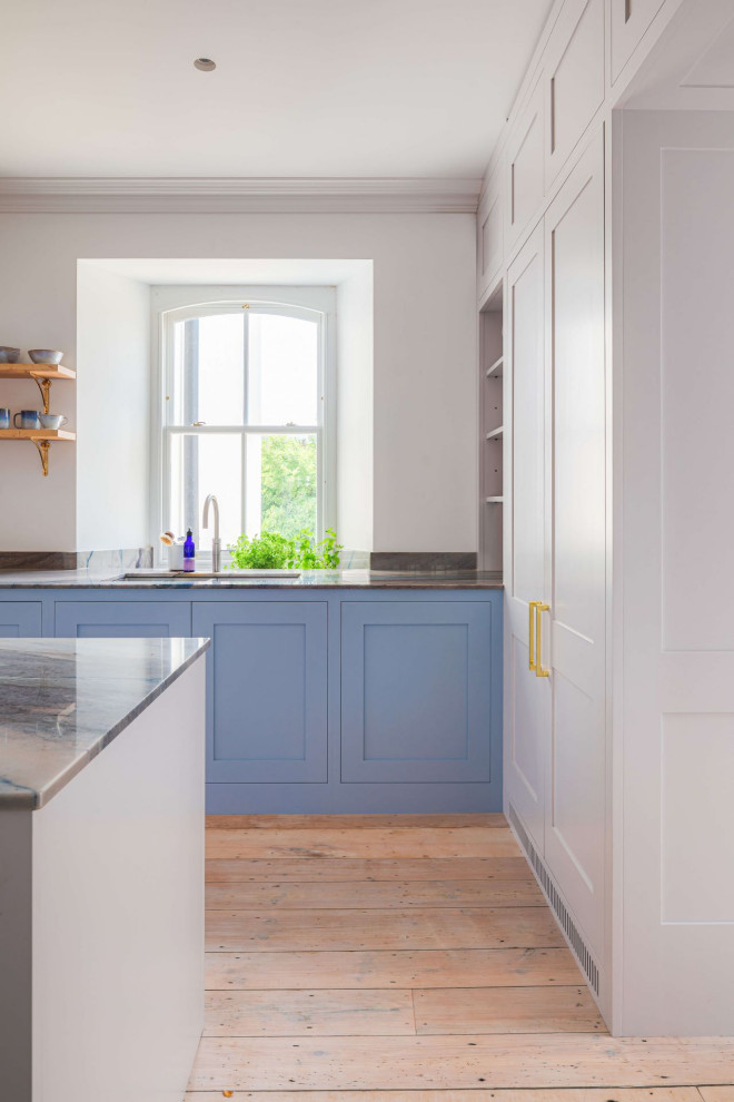 Idéer för att renovera ett stort funkis flerfärgad flerfärgat kök, med skåp i shakerstil, blå skåp, marmorbänkskiva och en köksö