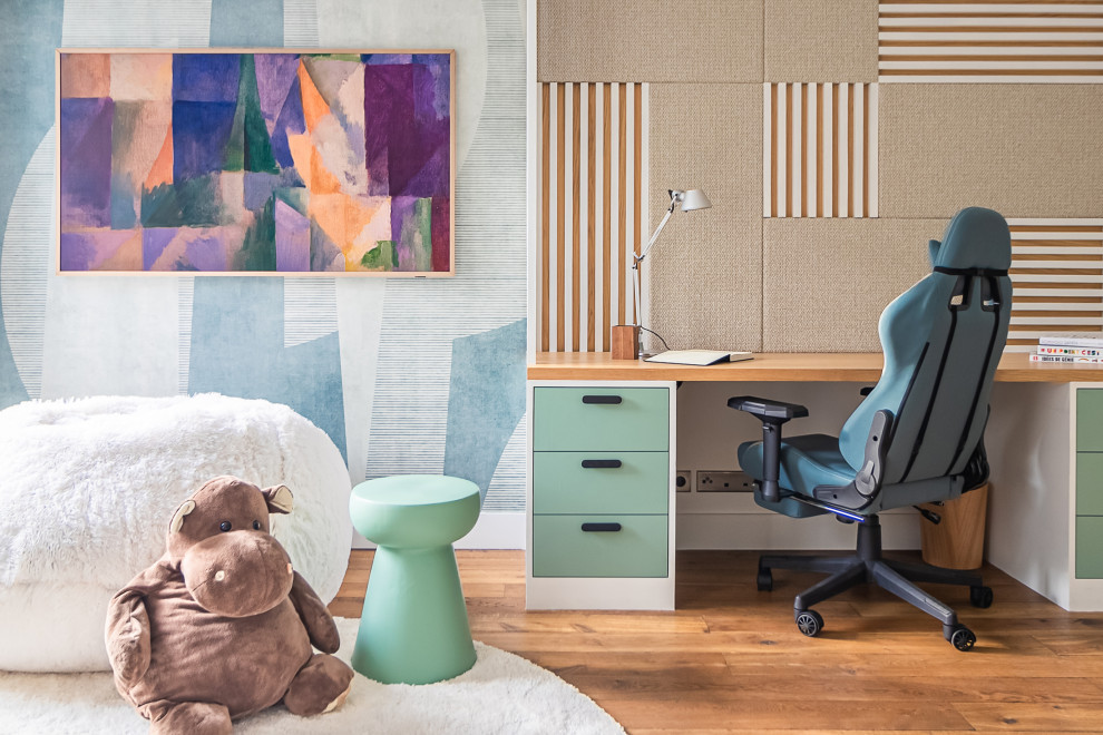 Inspiration för mycket stora moderna barnrum kombinerat med skrivbord, med flerfärgade väggar, mellanmörkt trägolv och brunt golv