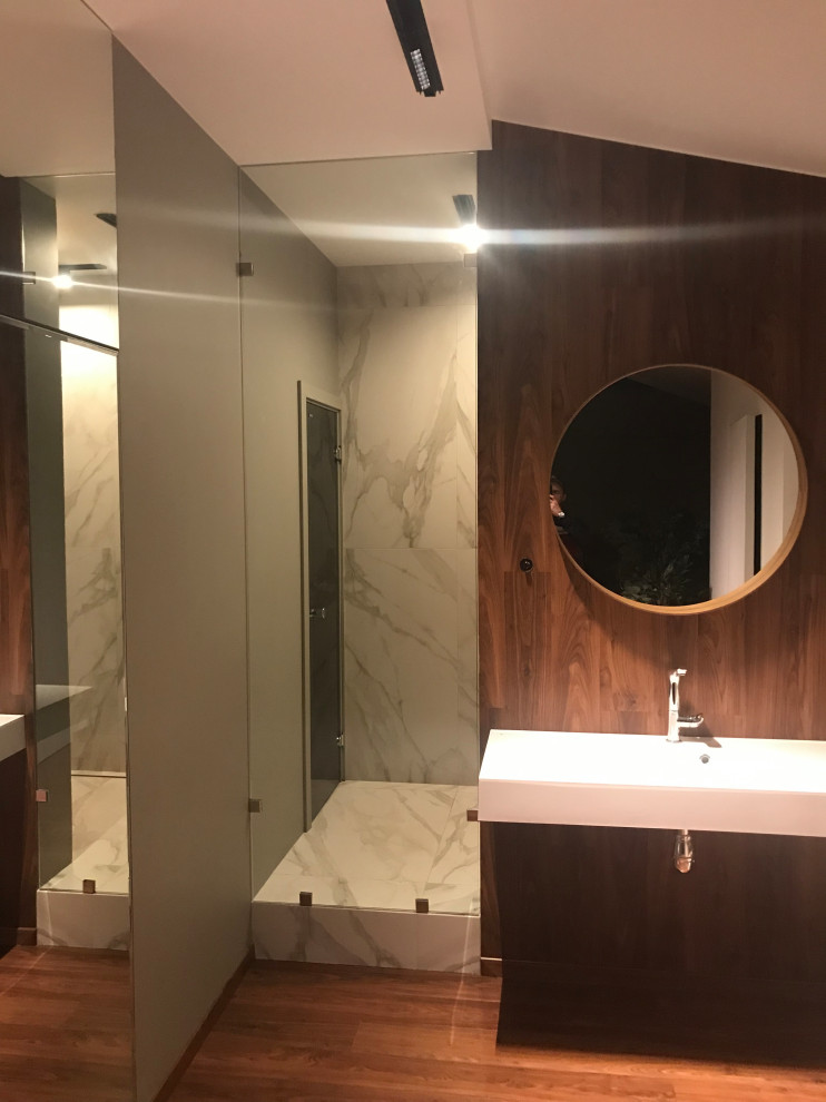 Стационарная перегородка из стекла отделяющая душевую зону от основной части сан