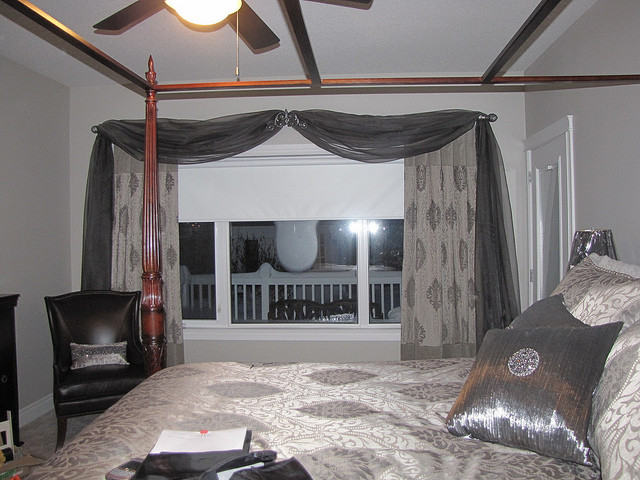 Bedroom - transitional bedroom idea in Calgary