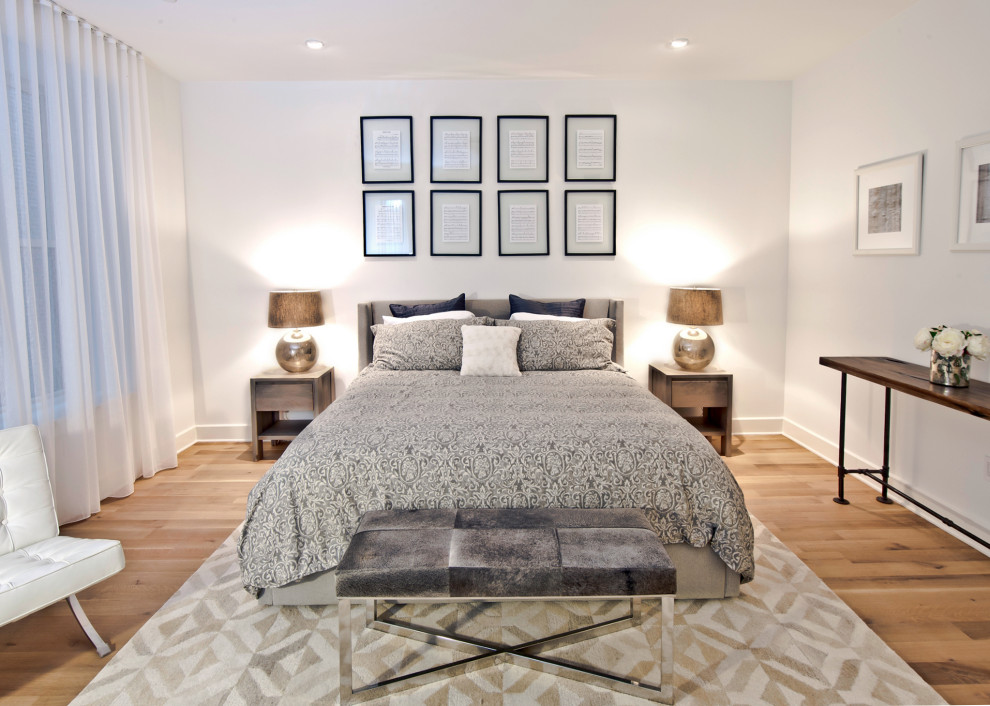 Foto de dormitorio tipo loft urbano grande con paredes blancas y suelo de madera clara