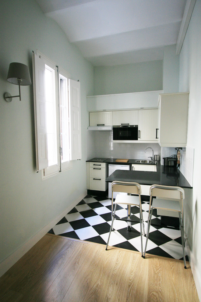 Kitchen - 1960s kitchen idea in Barcelona