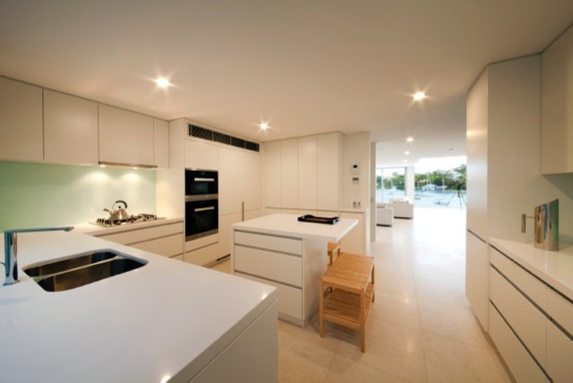 Kitchens featuring Sareen Stone modern-koek