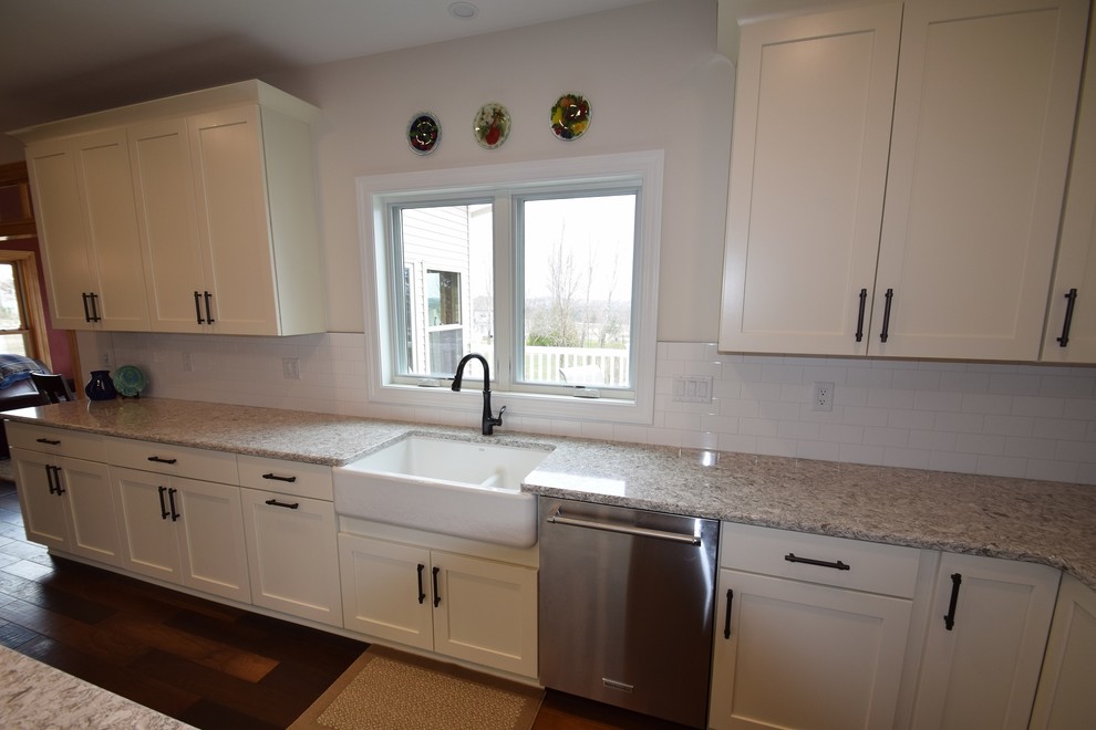 Kitchen - transitional kitchen idea