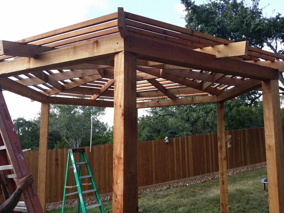 Example of a transitional home design design in Austin