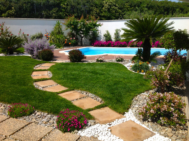 Giardino con piscina for Piscine da giardino