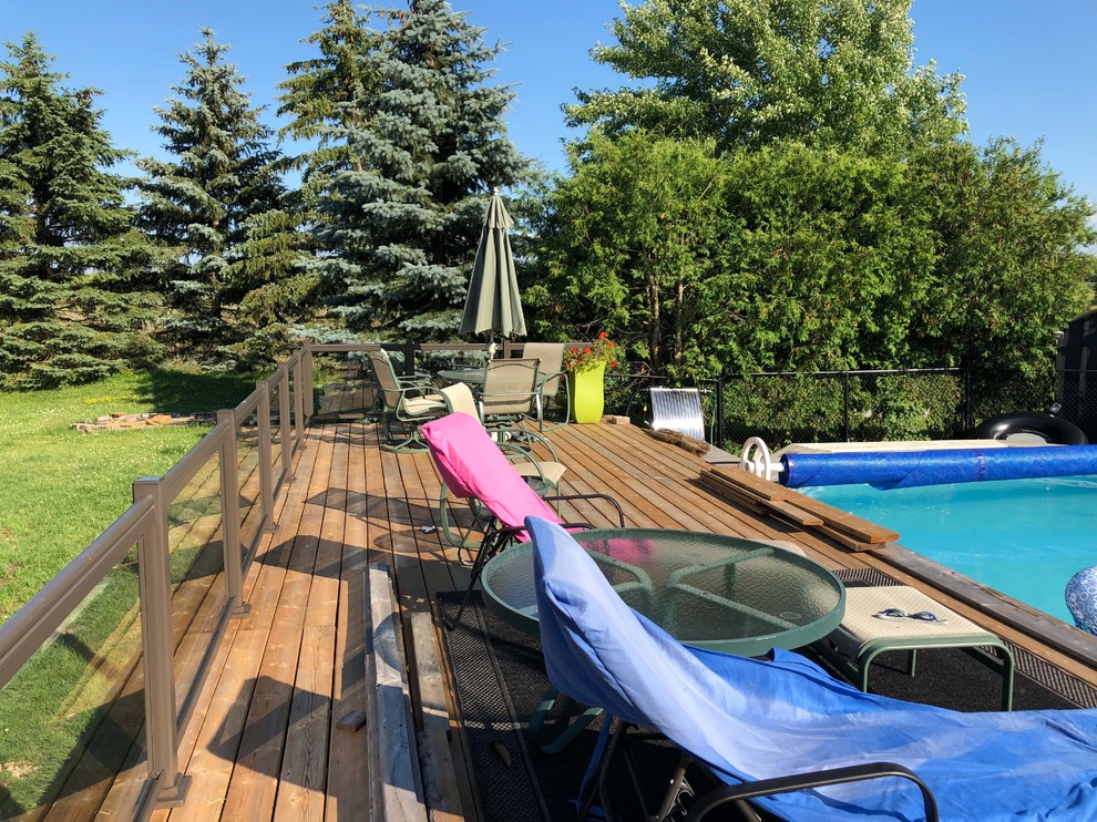 Contemporary backyard deck in Toronto.