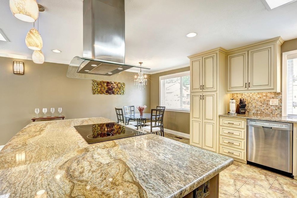 Example of a transitional home design design in Baltimore