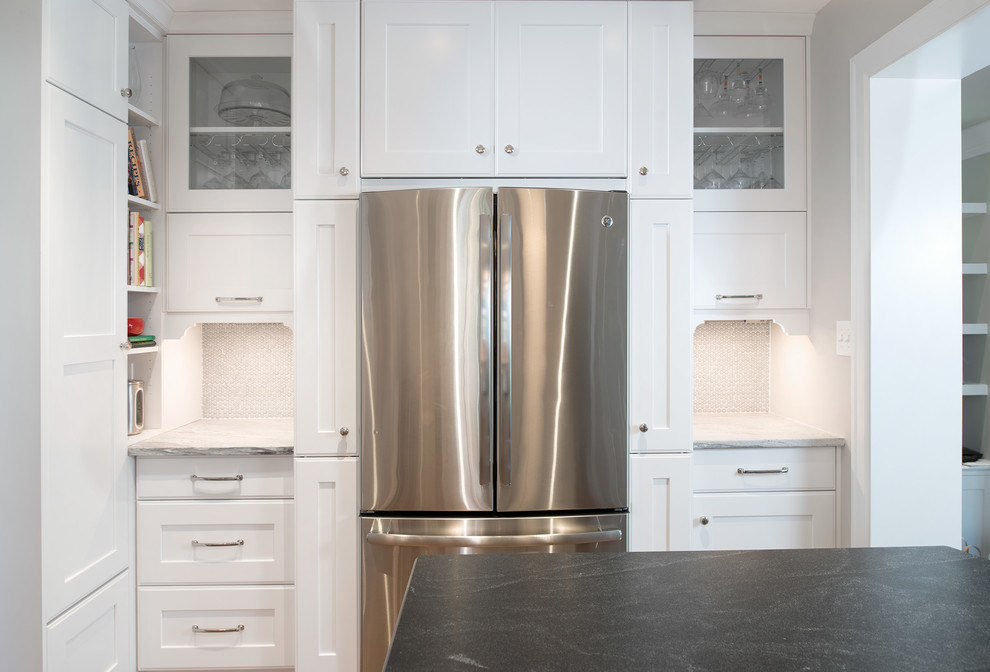 Eat-in kitchen - mid-sized transitional u-shaped medium tone wood floor eat-in kitchen idea with an undermount sink, shaker cabinets, white cabinets, granite countertops, gray backsplash, mosaic tile backsplash, colored appliances and an island