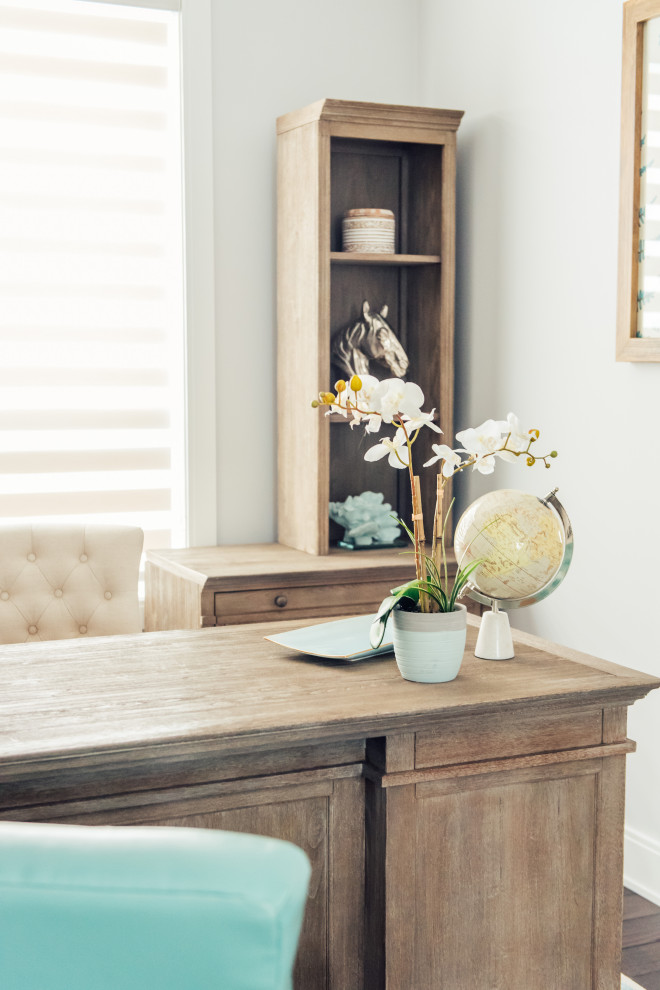Transitional home design photo in Toronto