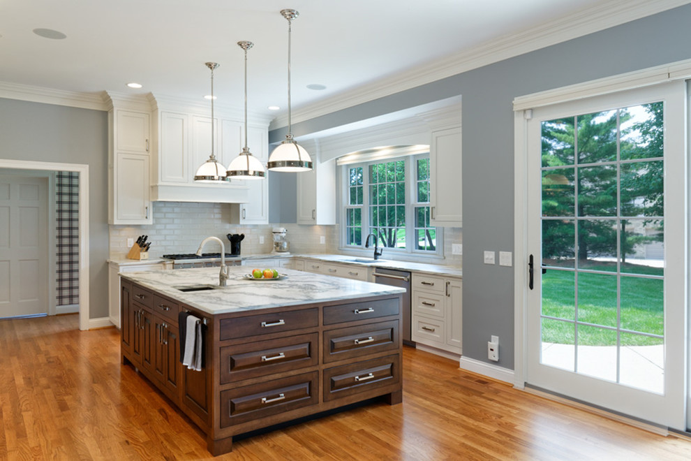 This is an example of a contemporary kitchen in Cincinnati.