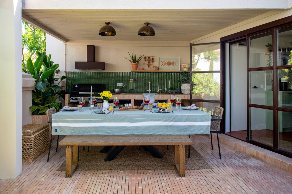На фото: веранда среднего размера на переднем дворе в стиле модернизм с летней кухней, мощением клинкерной брусчаткой и навесом
