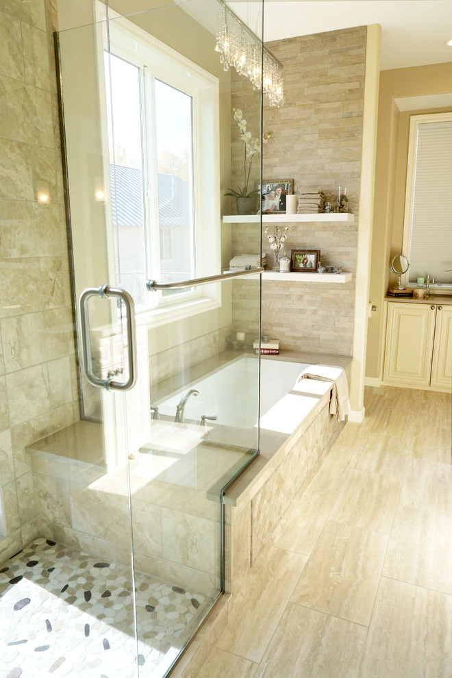 Ispirazione per una stanza da bagno padronale tradizionale con ante con bugna sagomata, ante beige, vasca sottopiano, doccia ad angolo e pareti beige
